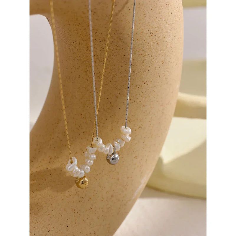 Collar de acero inoxidable y perlas