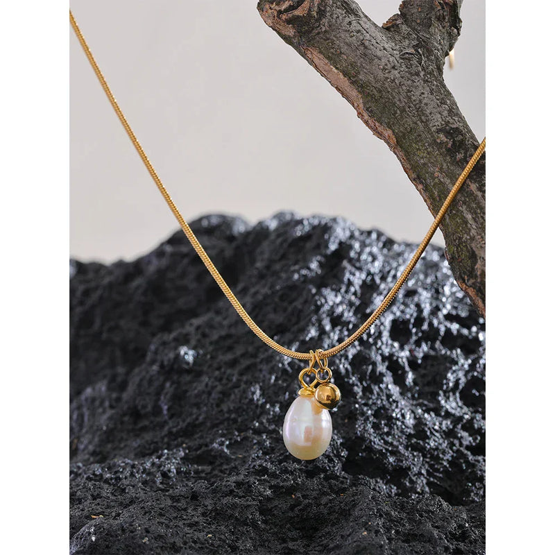 Collar de acero inoxidable y perlas